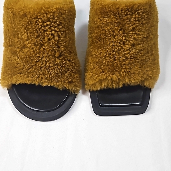 Jacquemus • Les mules carrés ronds • Shearling Mules in Khaki Size 37 - Picture 3 of 9